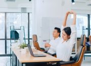 5 Gerakan Stretching yang Wajib Dilakukan Setelah Duduk Lama di Depan Layar untuk Mencegah Nyeri Punggung